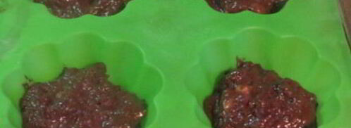 очень шоколадные маффины с кусочками бананов внутри. Шаг 10