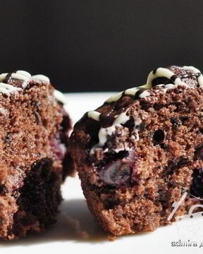 Шоколадные маффины с черной смородиной