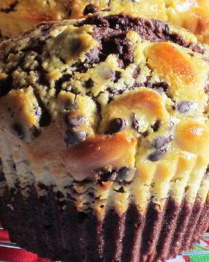 Шоколадные маффины с миндалем и сливочным сыром