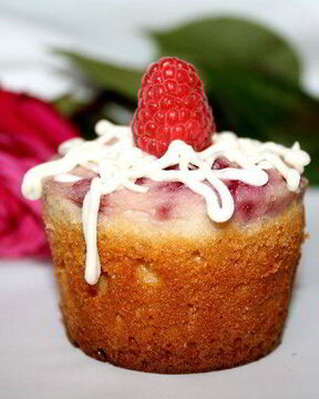 Творожные маффины с малиной