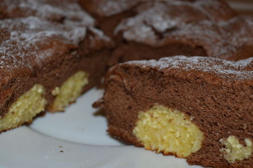 Рецепт шоколадного манника с творожными шариками