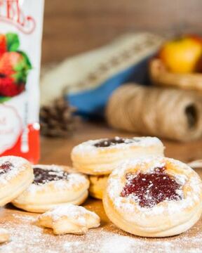 Новогодние слойки с джемом