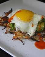 Картофельные оладьи с яйцом и авокадо