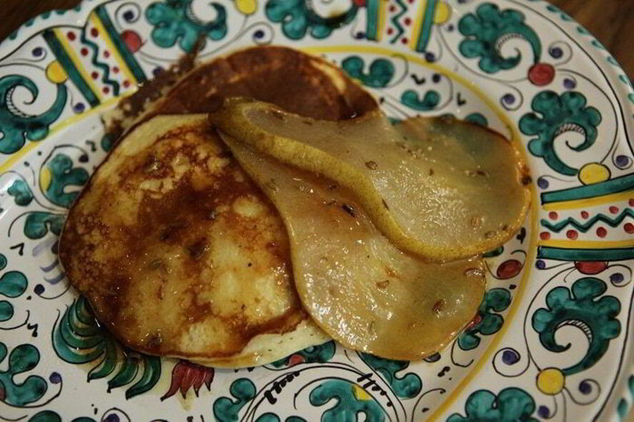 Рецепт оладий из рикотты с карамелизированной грушей