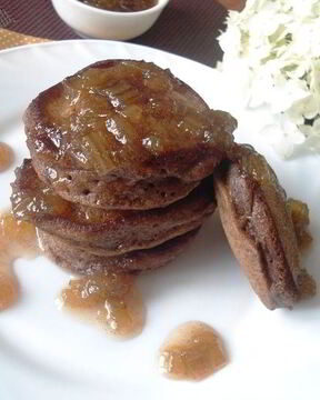 Шоколадные оладьи с ревеневым соусом