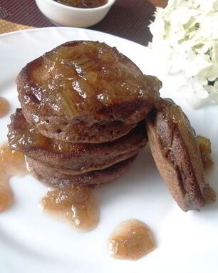 Шоколадные оладьи с ревеневым соусом