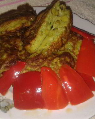 Весенние оладьи с горошком и зеленым луком