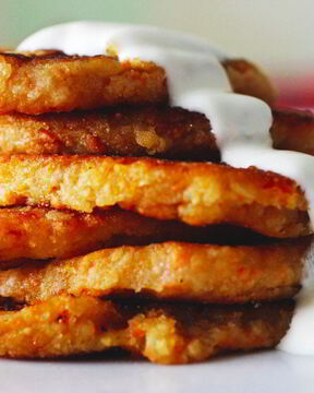 Яблочно-морковные оладушки с геркулесом