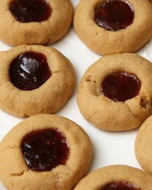 Печенье с вареньем и арахисом