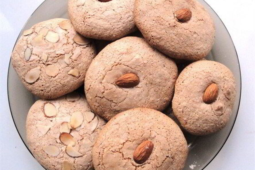 Рецепт тягучего миндального печенья с абрикосовыми косточками