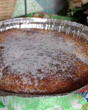 Пирог из кукурузной муки со сливами