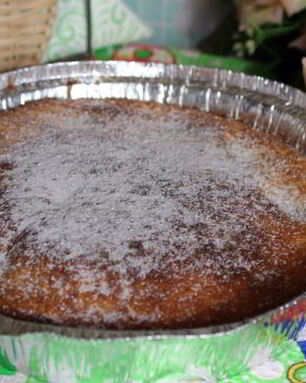 Пирог из кукурузной муки со сливами