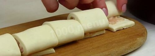 пирог разборный из рулетиков с фаршем и сырным соусом. Шаг 5