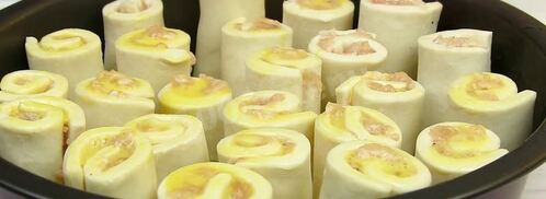 пирог разборный из рулетиков с фаршем и сырным соусом. Шаг 6