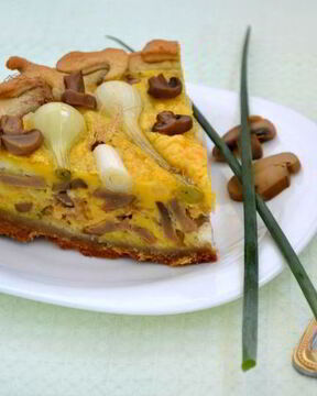 Пирог с молодым луком и грибами