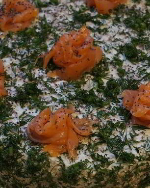 Рыбный пирог на гречневых блинах