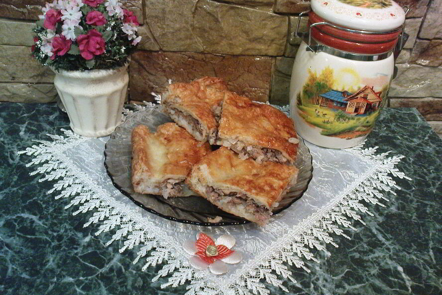 Рецепт закрытого рыбного пирога из слоеного теста