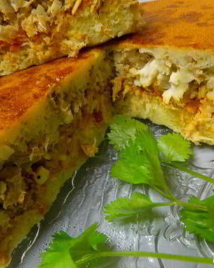 Заливной пирог с рыбой в томатном соусе