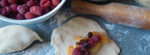безопарные пирожки с абрикосом и малиной. Шаг 7