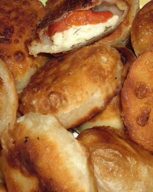 Пирожки жареные с творогом и помидорами