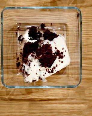 Брауни шоколадный со взбитыми сливками