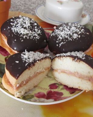 Пирожное Буше глазированные с малиново-ореховым кремом