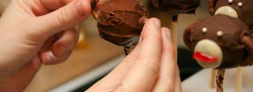 пирожное на палочке в виде обезьяны. Шаг 12