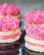 Пирожные из орехового бисквита с вишневым кремом