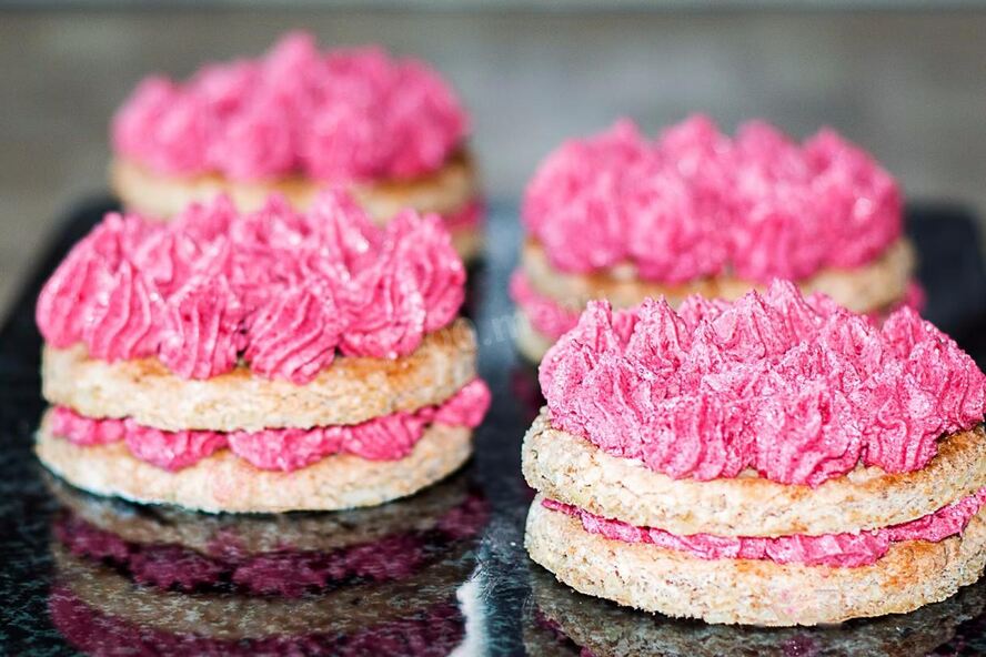 Рецепт пирожных из орехового бисквита с вишневым кремом