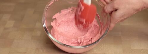 пирожные из орехового бисквита с вишневым кремом. Шаг 12