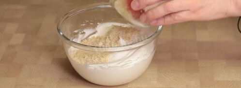 пирожные из орехового бисквита с вишневым кремом. Шаг 5