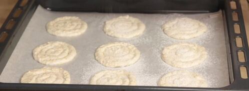 пирожные из орехового бисквита с вишневым кремом. Шаг 6