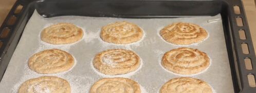 пирожные из орехового бисквита с вишневым кремом. Шаг 7