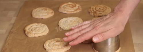 пирожные из орехового бисквита с вишневым кремом. Шаг 8