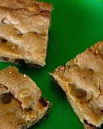 Пирожные с шоколадом и карамелью