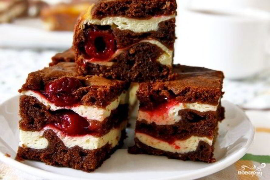 Рецепт шоколадного брауни с творогом и вишней