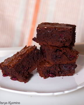 Шоколадный брауни с вишней