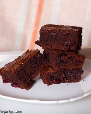 Шоколадный брауни с вишней