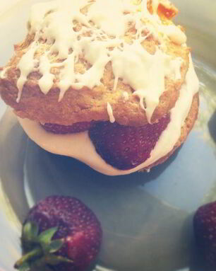 Заварные пирожные с клубникой