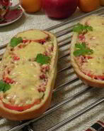 Домашняя пицца на батоне