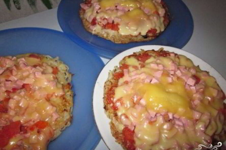Рецепт картофельной пиццы с колбасой на сковороде