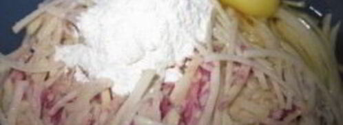 картофельная пицца с колбасой на сковороде. Шаг 4