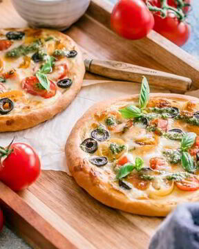 Мини-пицца с томатами и моцареллой