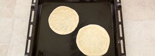 мини-пицца с томатами и моцареллой. Шаг 3