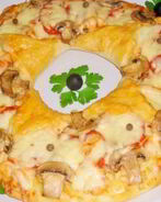 Пицца Рождественский венок с соусом энчилада