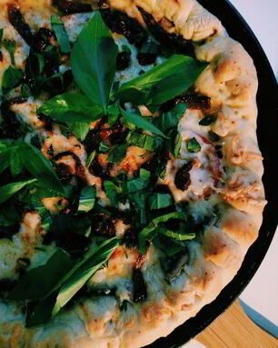 Пицца с баклажанами и вялеными томатами