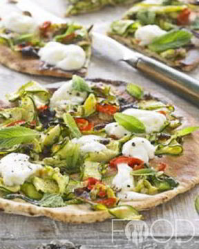 Пицца с кабачком, перцем чили и мятой