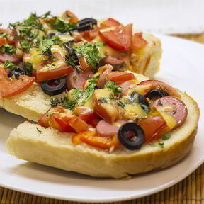 Пицца с колбасой