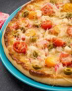 Пицца с крабовым мясом, томатами и маслинами