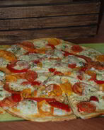 Пицца с моцареллой и помидорами